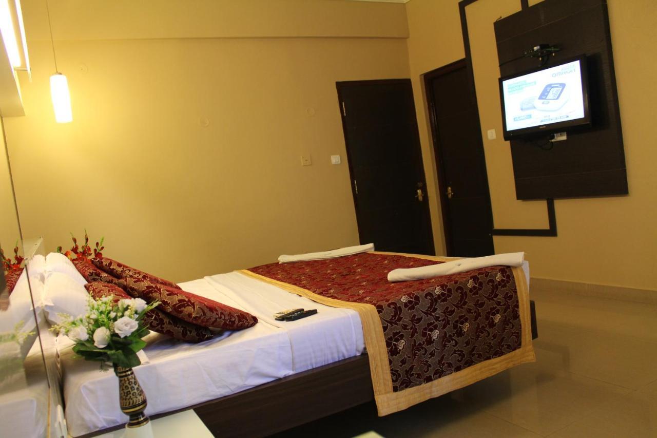 Hotel Pooja International Davanagere Exteriör bild